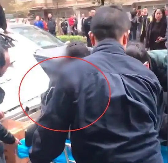 湖南一男孩从23楼坠落,楼下小车被砸出大坑,奇迹生还