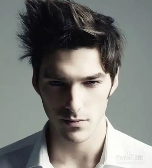 怎么做出时尚动感的飞机头发型