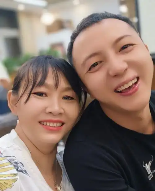 我,41岁带儿子二婚,没彩礼没婚礼,裸嫁认识3个月的28岁小男人