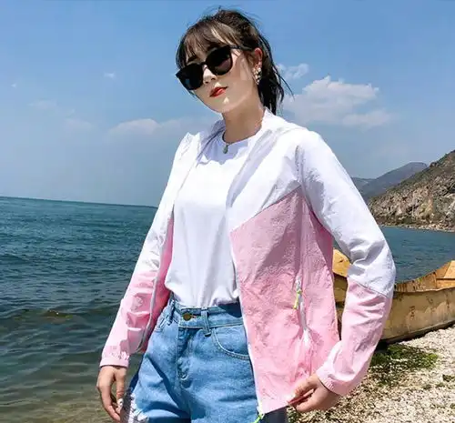 老掉牙的防晒衫就别穿了吧,看我媳妇身上穿的防晒衣,清凉又舒适