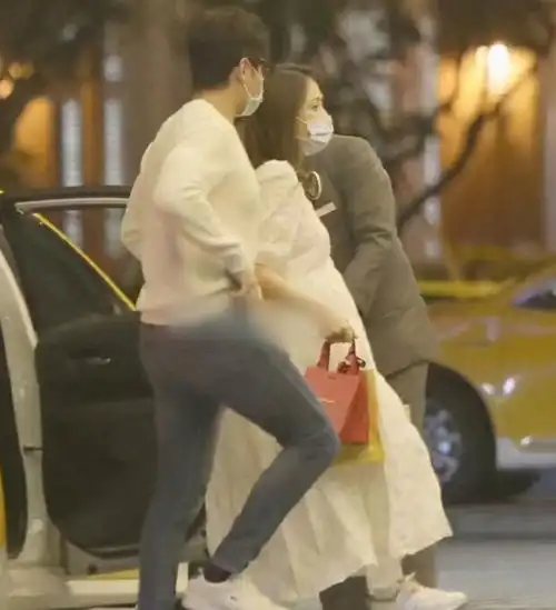 知名导演透露陈乔恩婚讯,经纪人下场打脸,本尊借机澄清男友名字