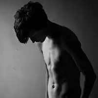 qq个性男生黑白头像总想回到你身边