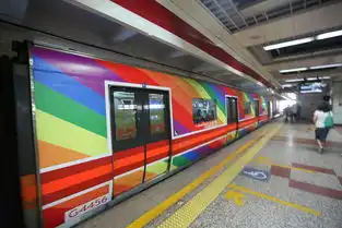 图基友特选地铁彩虹车厢求婚引网友惊叹是真爱