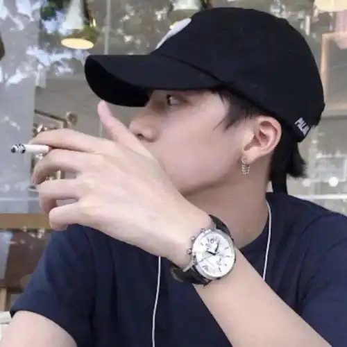 头像丨年纪轻轻不知道这世上除了爱还有名利世俗