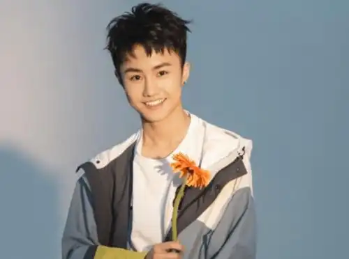 2021艺考新晋男神,行走的招生简章,网友看后却有不同想法