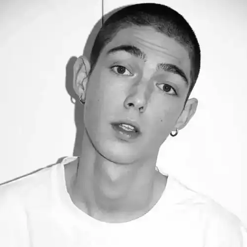 男生头像我抓不住这世间的美好只好装作万事顺遂的模样