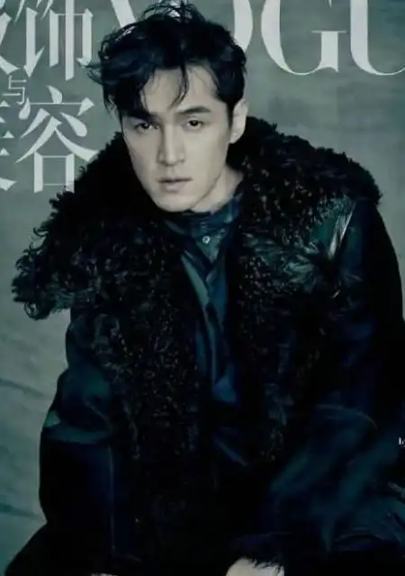 穿上丝绒西装的胡歌男人味十足,网友直呼可惜江疏影不是搭档