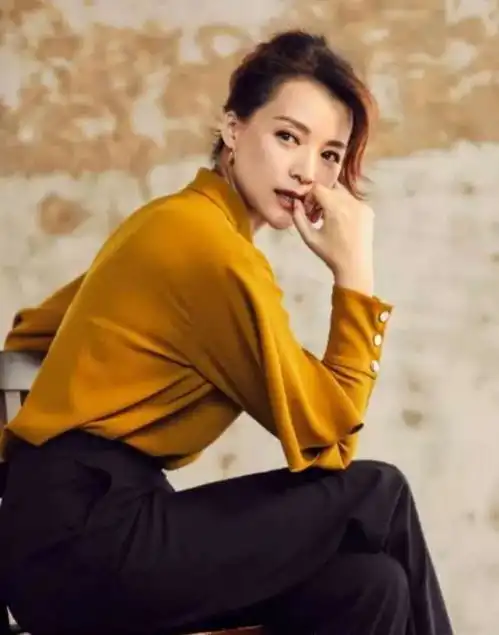 董卿素颜近照曝光,穿印花衫配红色包臀裙,生图看着依旧气质十足