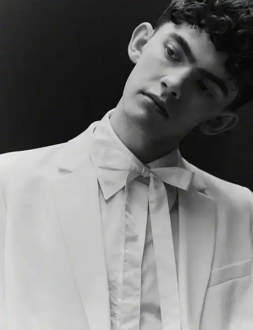 英剧心跳漏一拍主演乔洛克时尚大片,18岁少年气质纤细