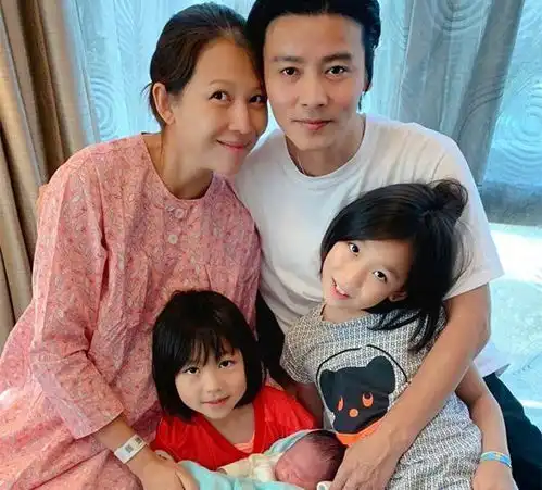 蔡少芬为张晋庆生,晒3个孩子产房照,小儿子圆滚滚脑袋像极张晋