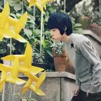 小清新女生手拿五彩风车的情侣头像