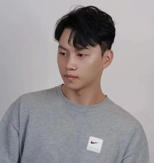 换来换去还是这几种发型养眼,小帅哥大叔都适合,精干更有男人味