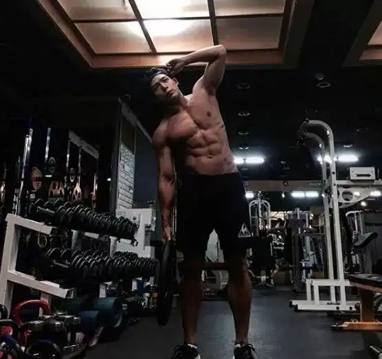 191cm的肌肉男停练3年,身材发胖走形,比路人都差