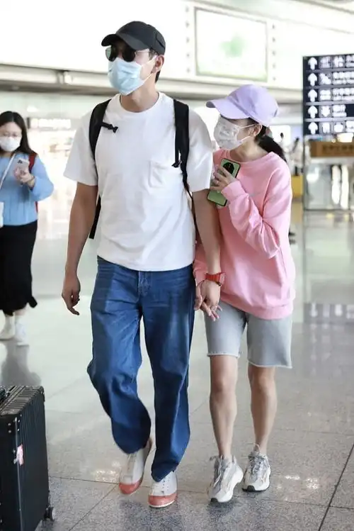 王彦霖夫妻官宣后首露面,十指紧扣挺恩爱,妻子粉嫩穿搭好似小孩儿