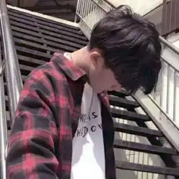 帅气超拽男生头像戴耳钉抽烟