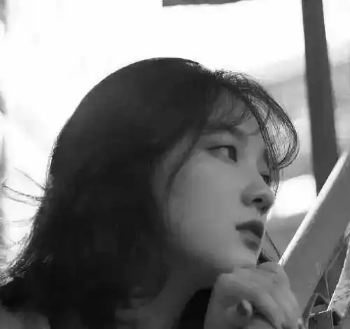 不是喜欢笑,是生活需要