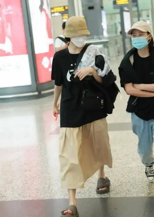 钟楚曦轻松驾驭男友风,黑t恤配卡其色裙装,帅气不输男生