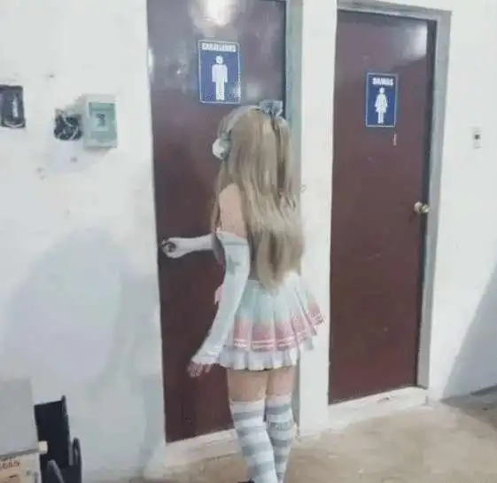 出去买瓶水回宿舍看到这一画面,我该怎么办...哈哈哈哈