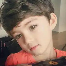 这个小男孩是谁