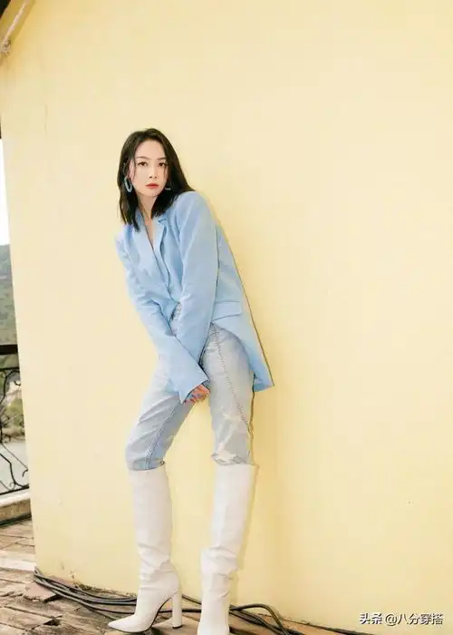 宋茜穿西装简直a爆了汽车西装配露脐装霸气十足,帅得耀眼