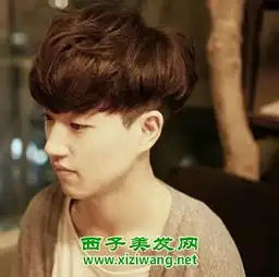 男生齐刘海蘑菇头短发给人超萌感觉