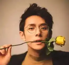 花呗杀手李佳琦男人卖口红都能年入千万,别说你没机会