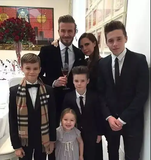 最酷球星贝克汉姆45岁啦帅成男星整容模板,婚后变身时尚老爹