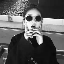 黑白女头像伤感高冷孤独岁月之沉淀