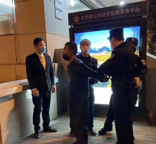 一男子在地铁站强行搂抱进站女子,刑拘