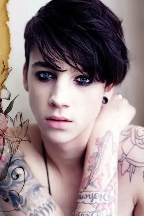 请问这个男模叫什么名字,知道的请尽快回复我