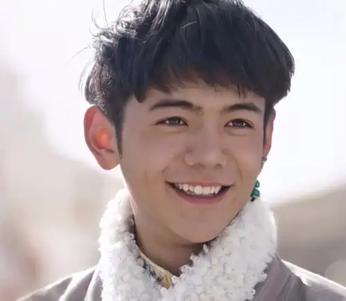 丁真黑领带白衬衣,黑色西装帅到无语,摘掉墨镜瞬间暴男人本色