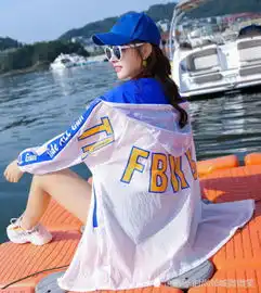 5月建议放弃牛仔外套吧,太热试试防晒衫破洞裤,贼潮