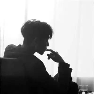 2018男生颓废伤感黑白头像回忆烧成灰还是等不到结尾