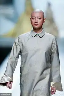 任重亮相时装周光头造型霸气走秀