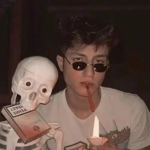 男生头像要相信生活不会总是一片黑暗,你想要的终会到来