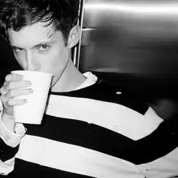 喝汽水的欧美男生头像