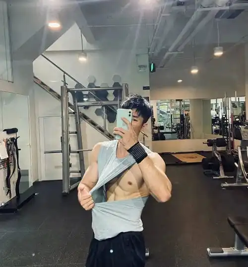 八块腹肌网红健身博主,这身肌肉馋哭了好多人