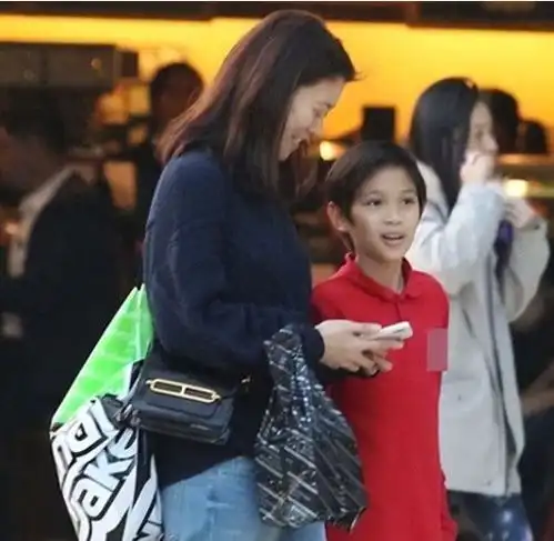 张智霖儿子为辱亚裔道歉,我错了,袁咏仪发照片疑暗示网友太阴暗