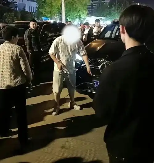 奔驰男违章骂人后续炫富挑衅,态度嚣张交警到后秒变怂引热议