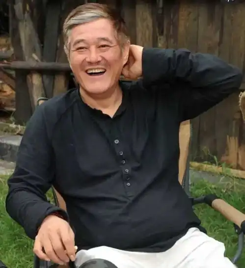 赵本山外孙首回沈阳老家姥爷笑得合不拢嘴见面就送万元大红包