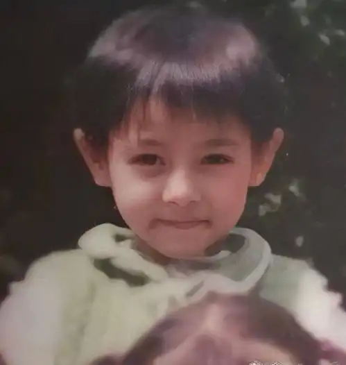 迪丽热巴最新童年照曝光,短发酷似小男生,五官软萌超可爱