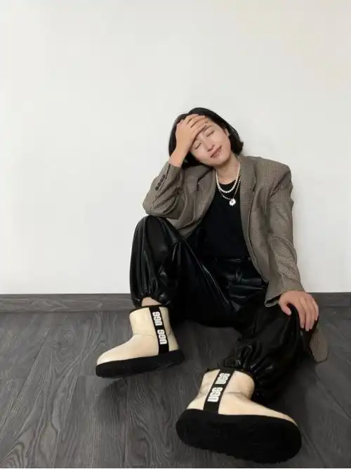 周雨彤短发男友风皮衣扮演路人松松垮垮不秀身材,差点没认出来