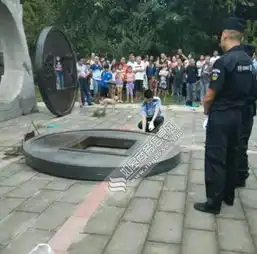 铜钱雕塑砸死男孩公共设施安全隐患引发关注