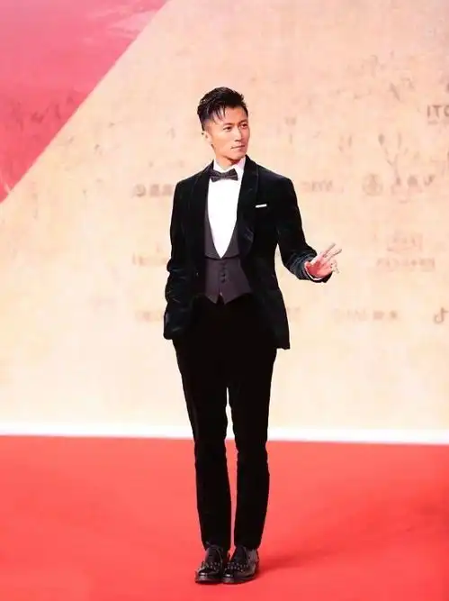 谢霆锋亮相电影节,穿西装走红毯型男范十足,这颜值真不需要化妆