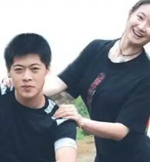 被誉为扶不起的阿斗,曾是赵本山御用男主,今却在路边卖烧烤