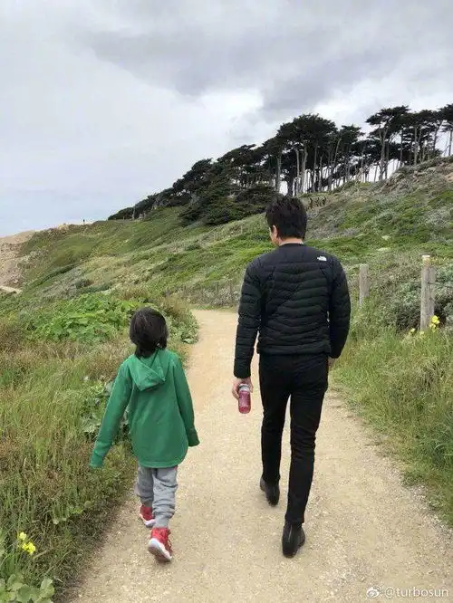 孙俪晒一家四口近照曝光,网友四个人走出了平行线