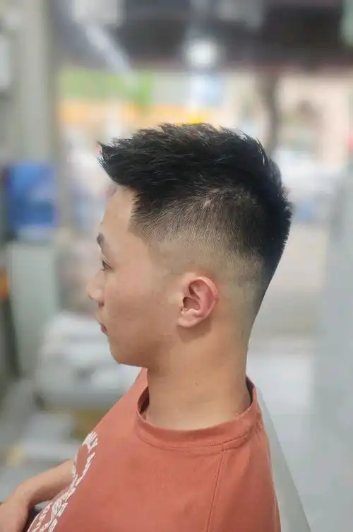 2025型男之选两侧铲短发型的魅力