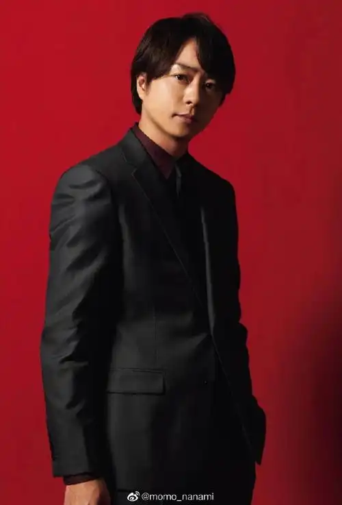 樱井翔拍摄西装造型大片黑色西装高冷禁欲