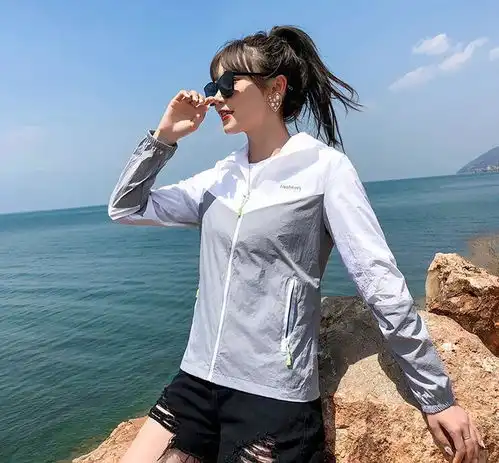 去年的防晒服就别穿了吧,看我媳妇身上穿的防晒衣,实用还不贵