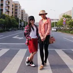 创意的情侣换装照挑战双方的品味